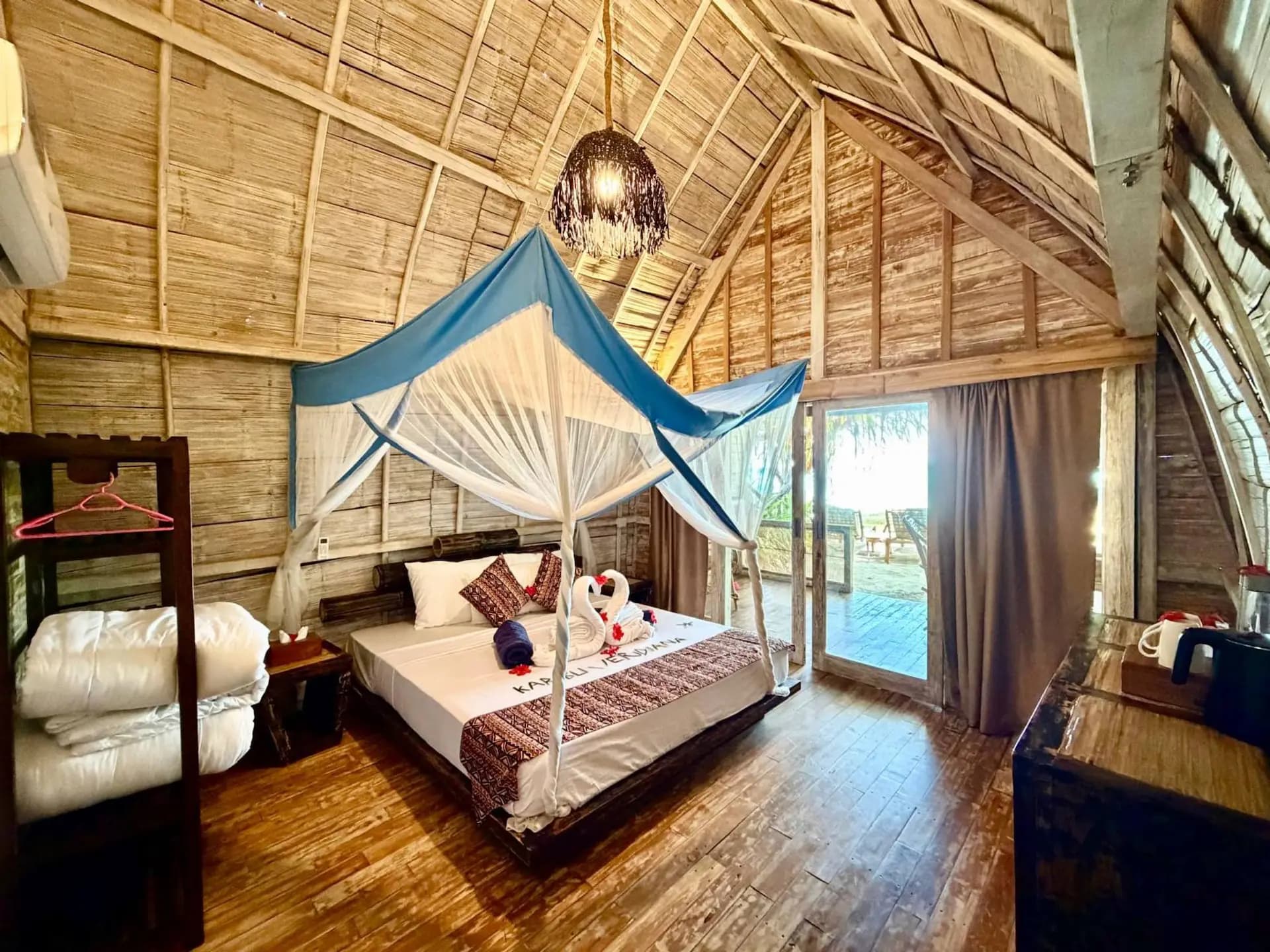 Bed and ocean view in a Bungalow Ocean View room at Veridiana Hotel